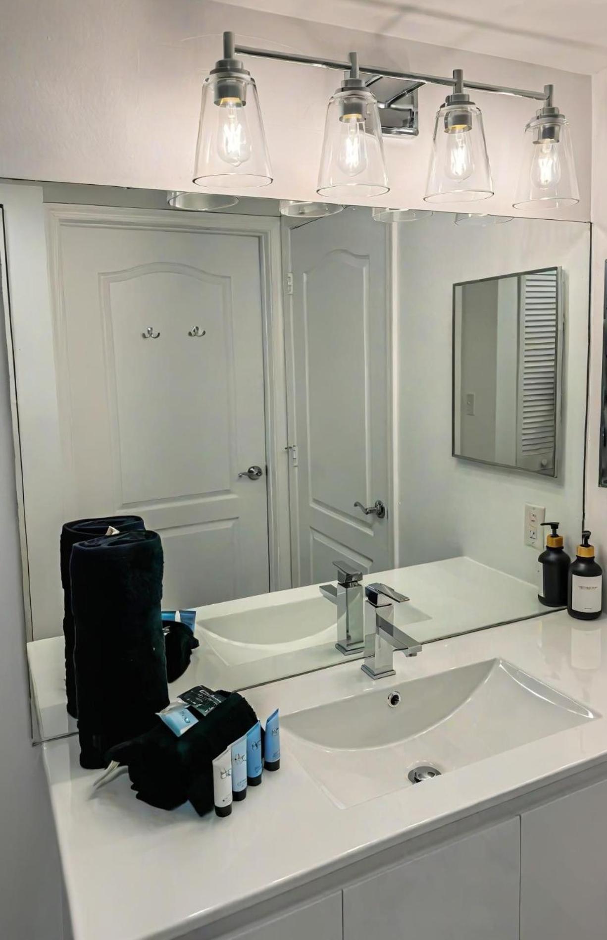 Elegant Centric Vibrant Pool Jacuzzi Free Parking