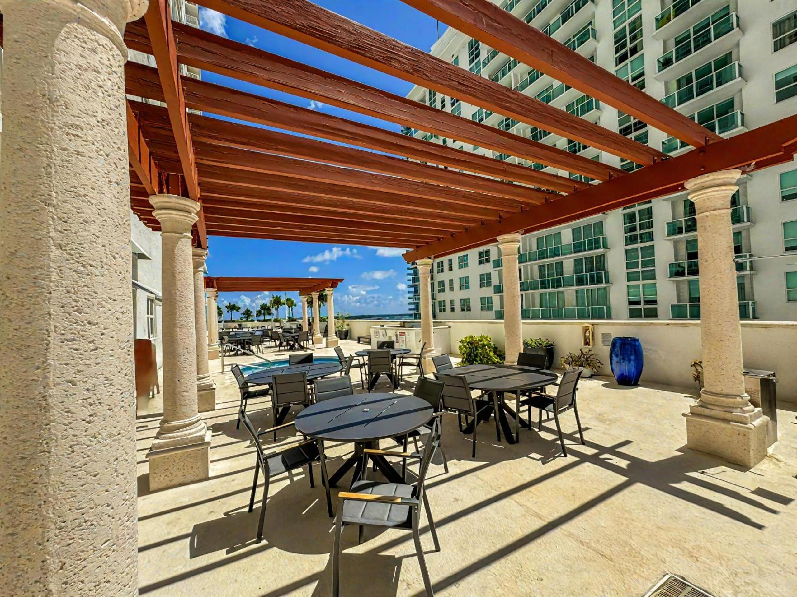 Elegant Centric Vibrant Pool Jacuzzi Free Parking