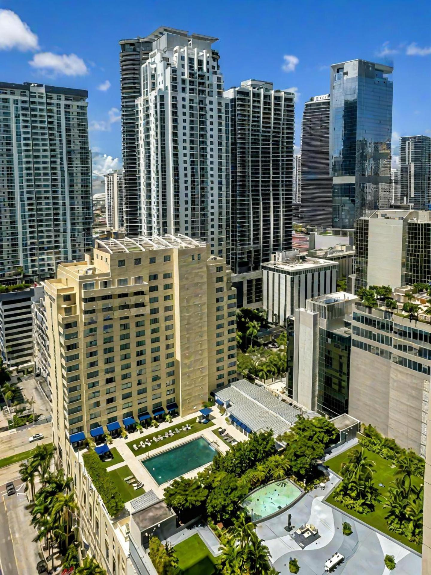 Hotel Elegant Centric Vibrant Pool Jacuzzi Free Parking