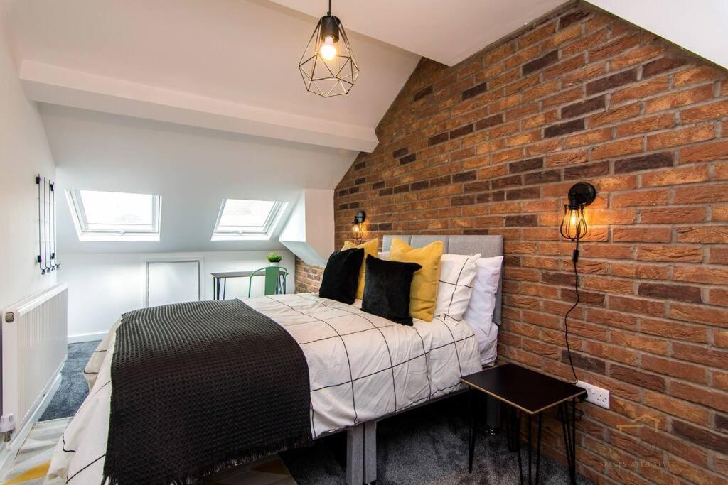 Stylish 5 Bedroom 5 Bathroom House Sleeps 10 with Garden, Smart TV and Free Parking by Yoko Property
