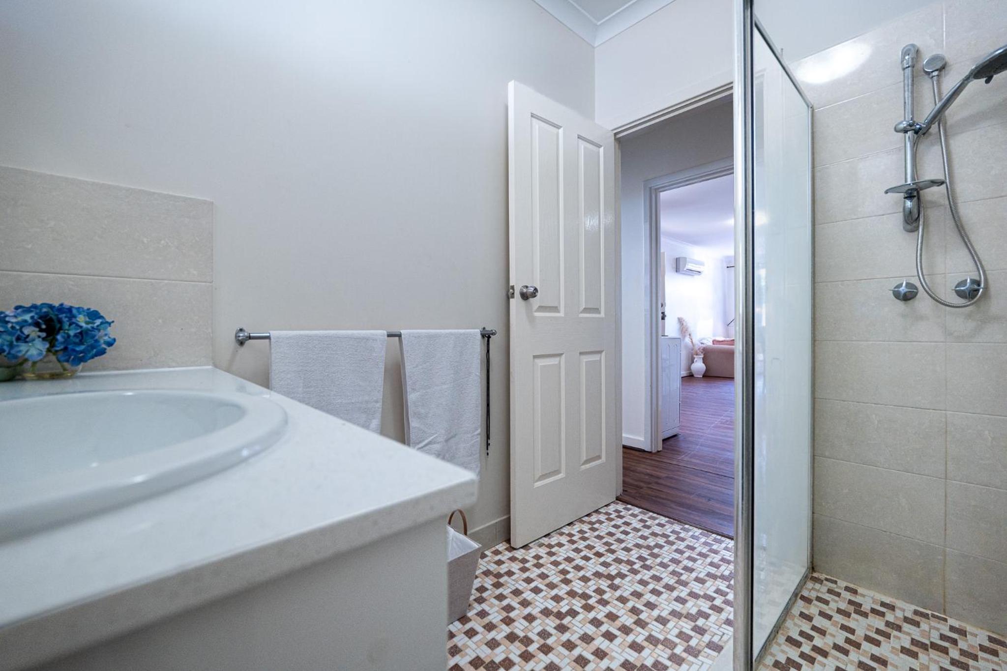 Cozy house nr airport 2rooms 4beds Yard parking