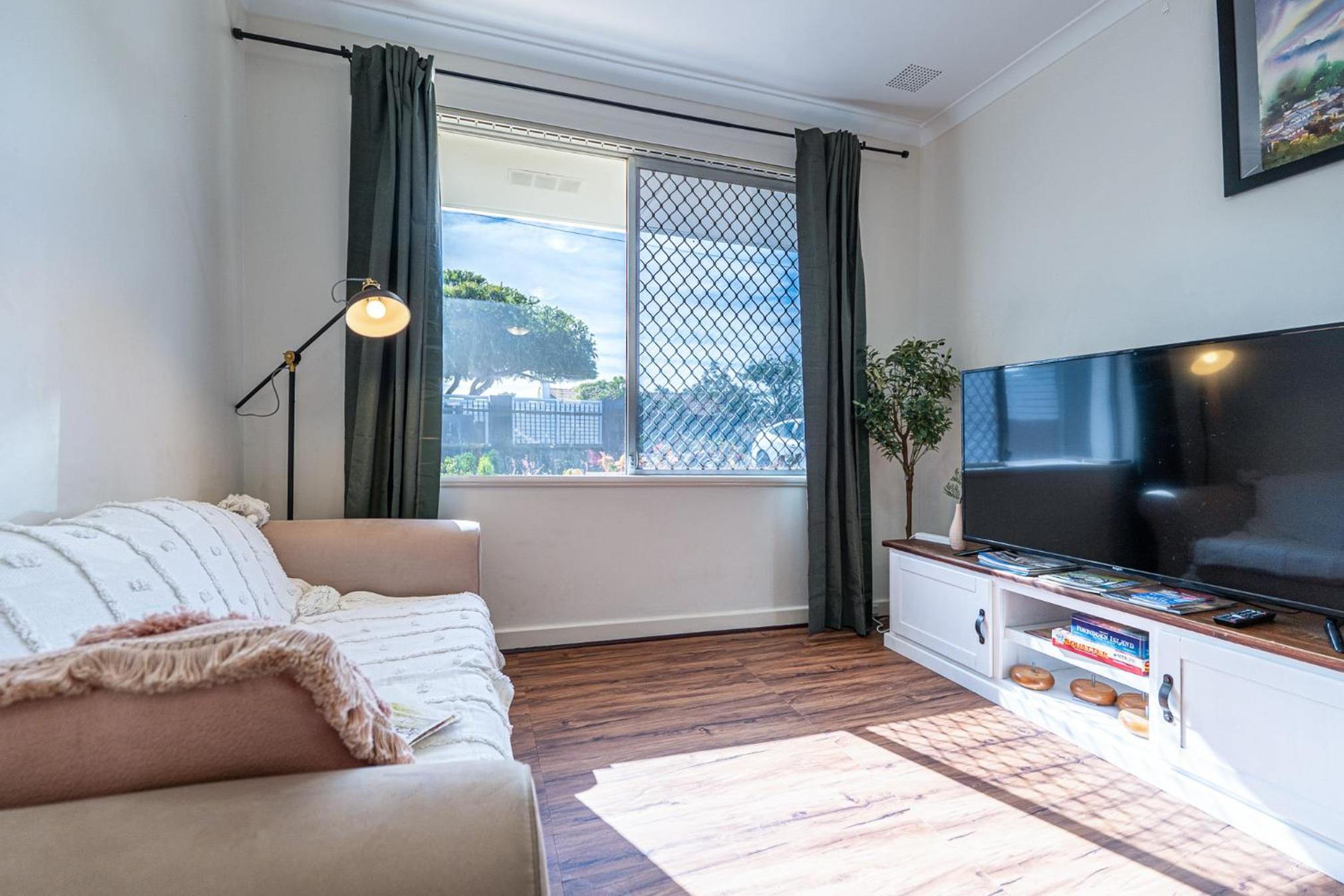 Cozy house nr airport 2rooms 4beds Yard parking