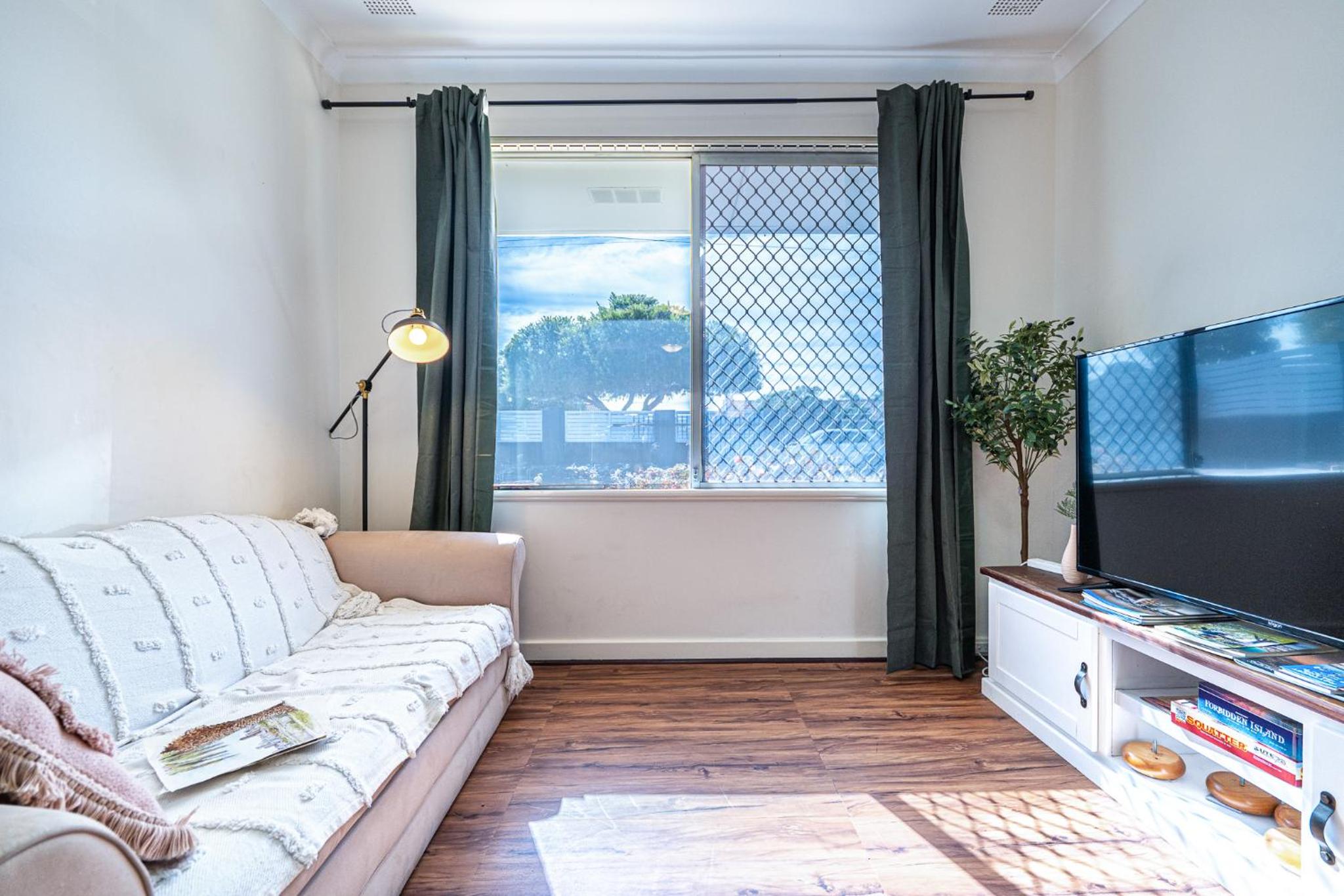 Cozy house nr airport 2rooms 4beds Yard parking