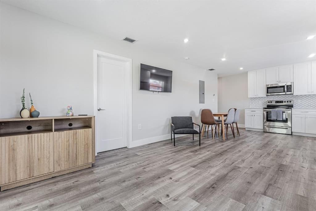 Modern Oasis Unit 2 - Close to Beach, Brickell & Airport