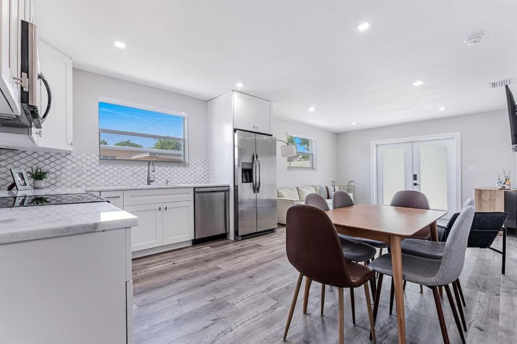 Modern Oasis Unit 2 - Close to Beach, Brickell & Airport