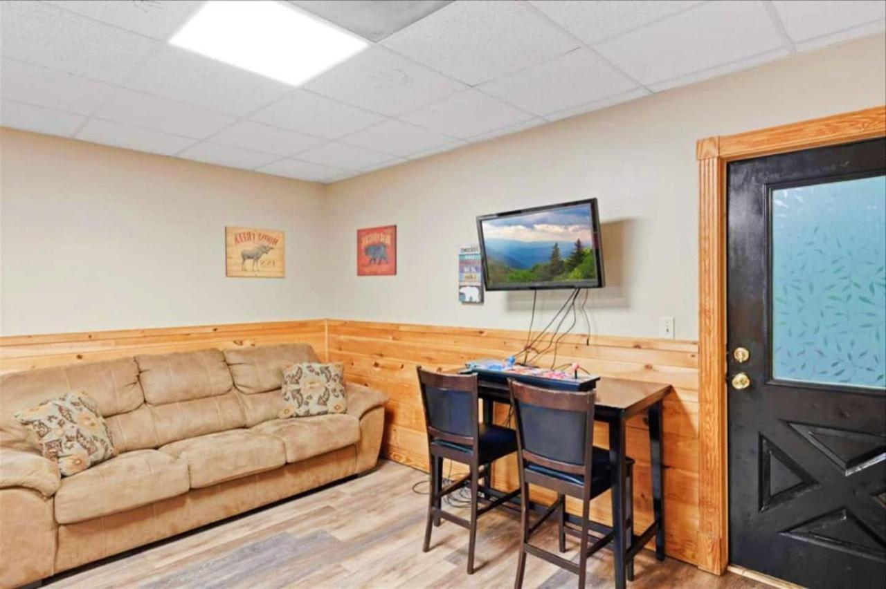Pigeon Forge Family Cabin with Games & Hot Tub