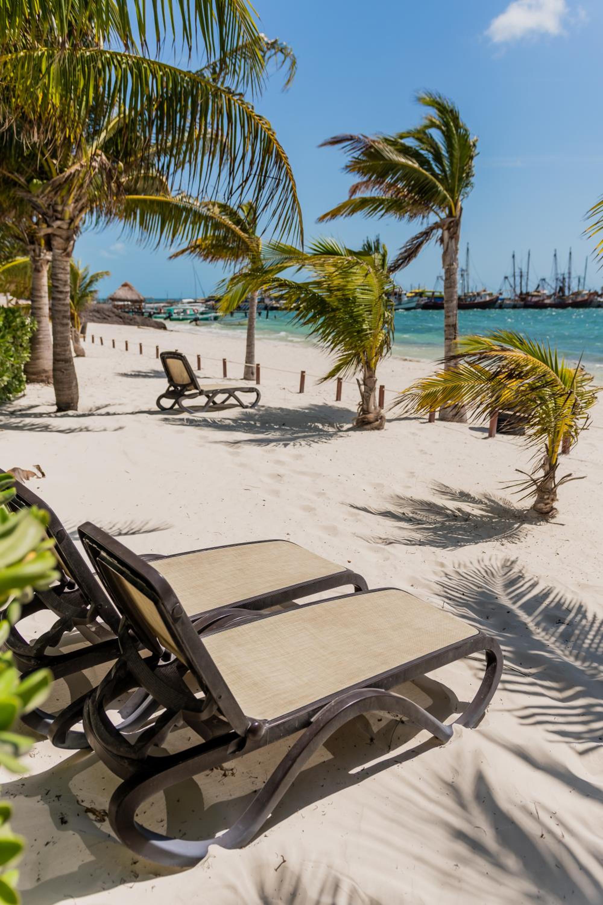 Seacost Beachfront 2BDR with pool by Casa Paraiso