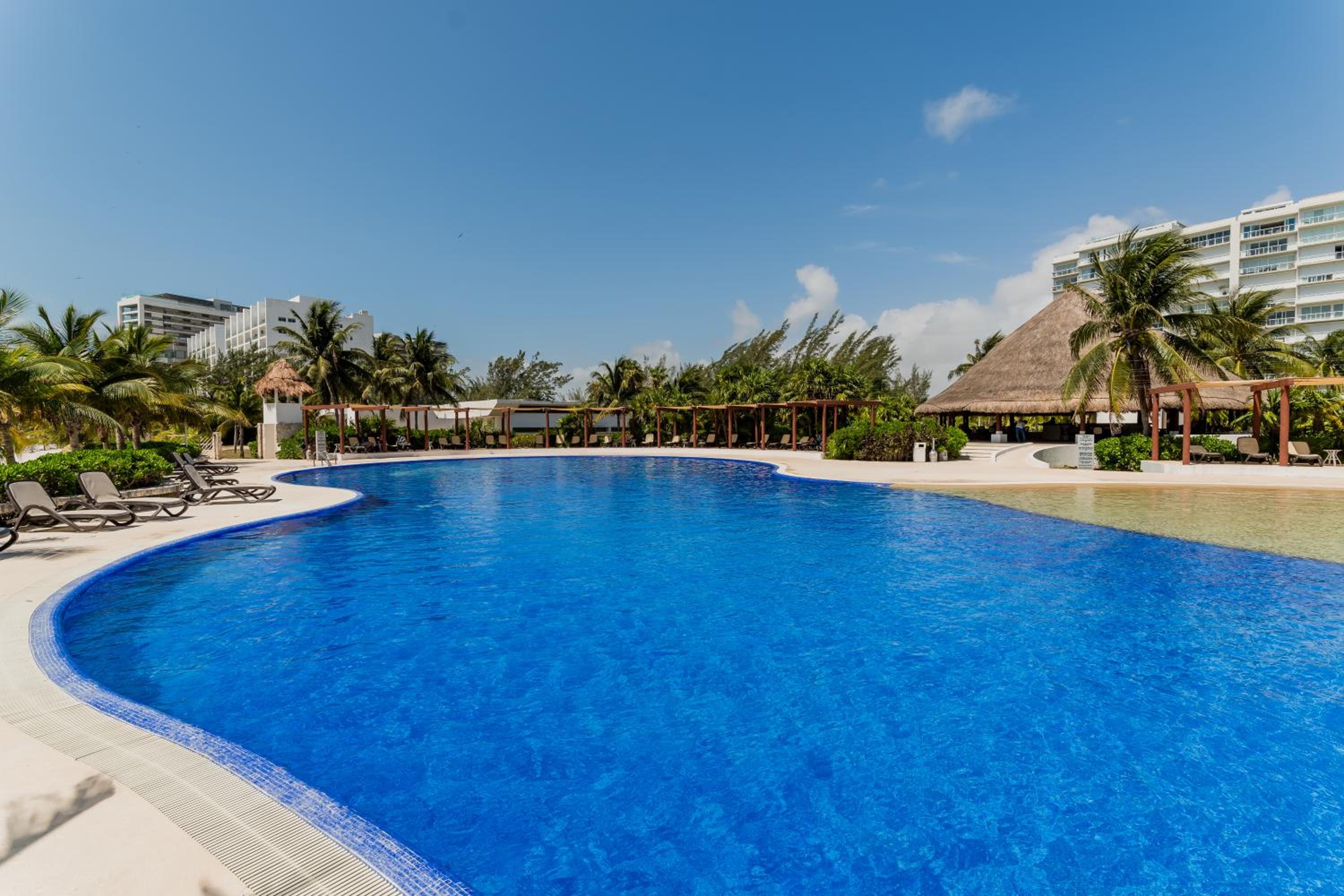 Seacost Beachfront 2BDR with pool by Casa Paraiso