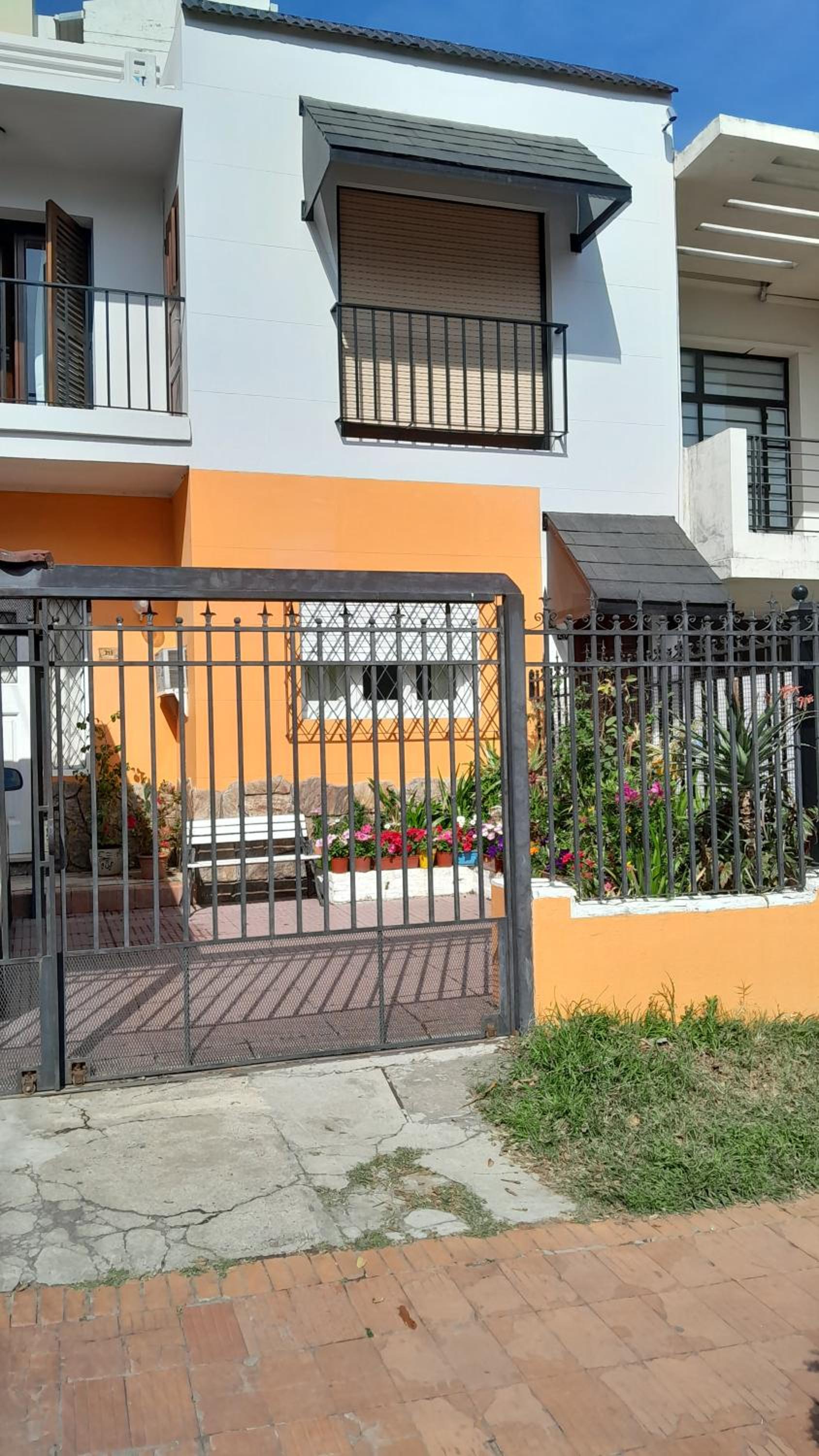 Amplia casa en planta alta en Av Mitre Parque Urquiza