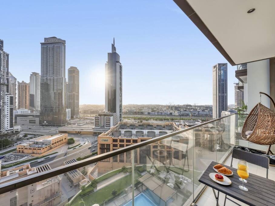 Luxury Two Bedroom Apartment with City & Pool View by Delujo Stays