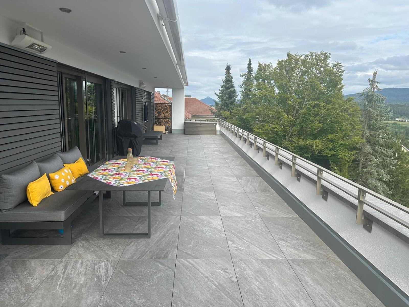 Ferienwohnung - Penthauswohnung Albblick, traumhafter Ausblick, ruhige Lage