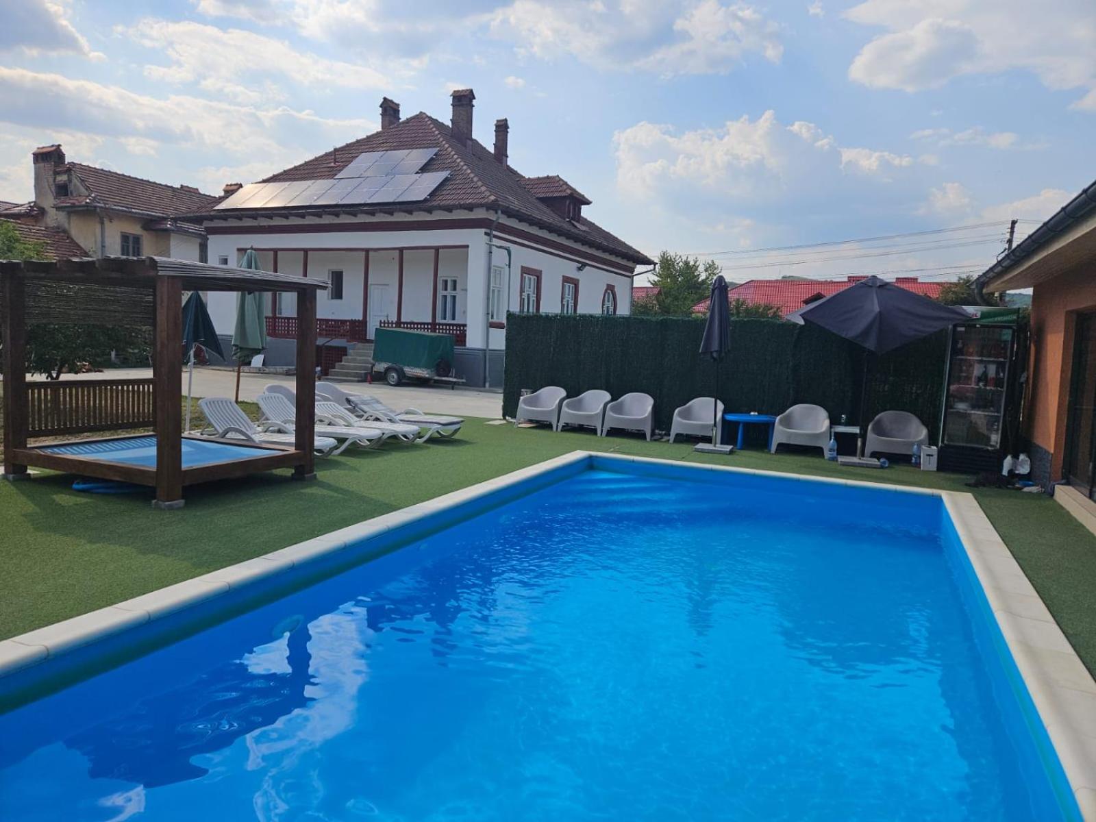 Conac Tigveni Pool & Spa Retreat view 3