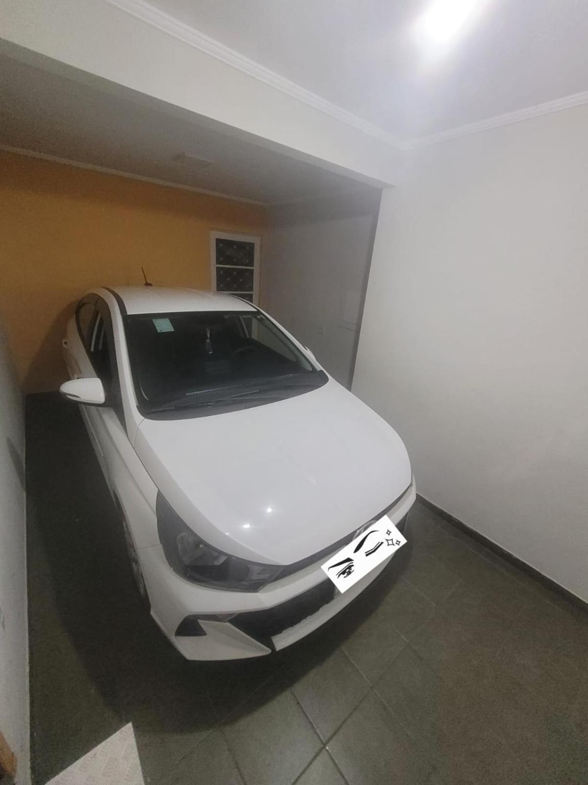 Casa com dois quartos,dois banheiros,sendo uma suíte,sala de estar cozinha e garagem