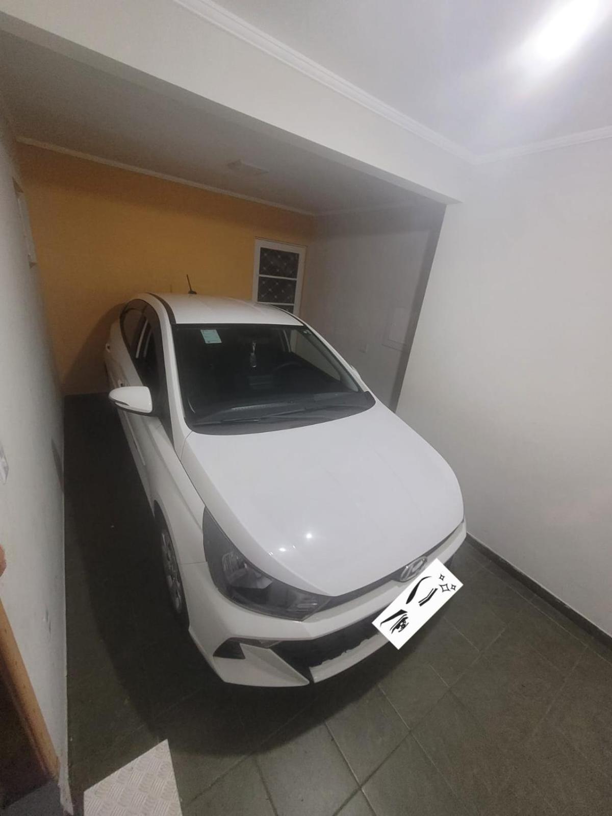 Casa com dois quartos,dois banheiros,sendo uma suíte,sala de estar cozinha e garagem