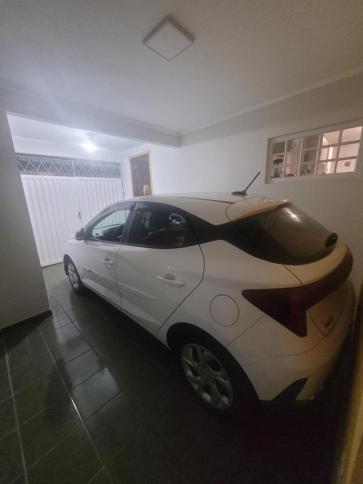 Casa com dois quartos,dois banheiros,sendo uma suíte,sala de estar cozinha e garagem