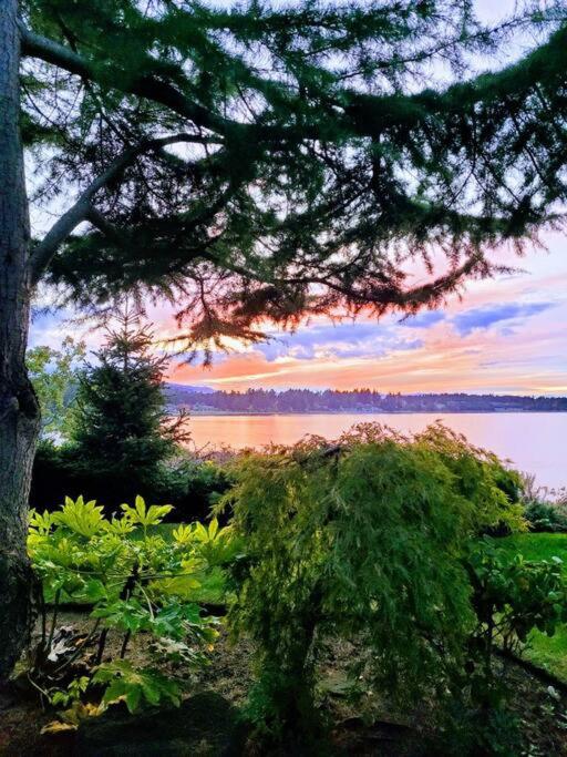 Aloha Cottage, Nanoose Bay - 2 Bdrm Oceanfront Unit with Private Deck