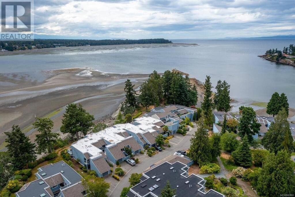 Aloha Cottage, Nanoose Bay - 2 Bdrm Oceanfront Unit with Private Deck