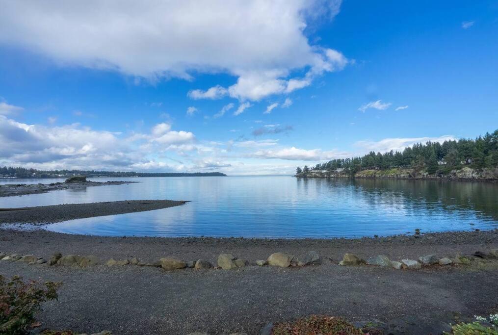 Aloha Cottage, Nanoose Bay - 2 Bdrm Oceanfront Unit with Private Deck