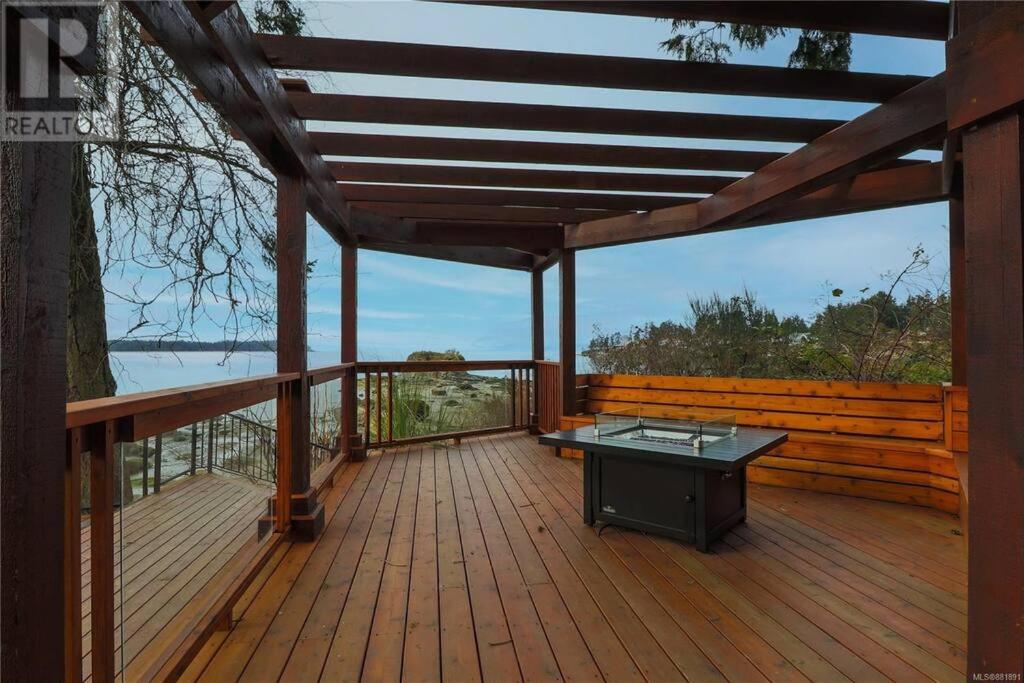 Aloha Cottage, Nanoose Bay - 2 Bdrm Oceanfront Unit with Private Deck
