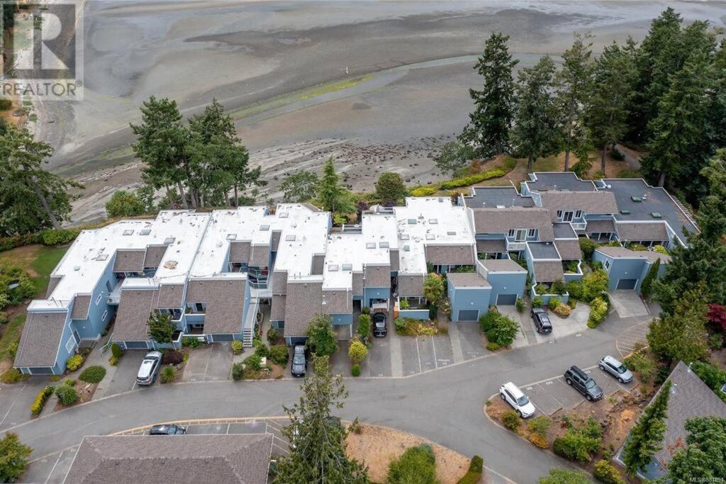 Aloha Cottage, Nanoose Bay - 2 Bdrm Oceanfront Unit with Private Deck