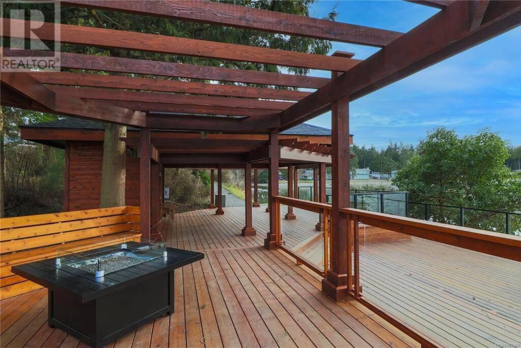 Aloha Cottage, Nanoose Bay - 2 Bdrm Oceanfront Unit with Private Deck