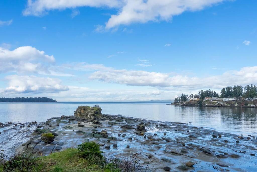 Aloha Cottage, Nanoose Bay - 2 Bdrm Oceanfront Unit with Private Deck