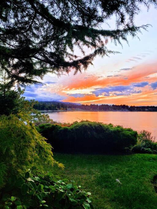 Aloha Cottage, Nanoose Bay - 2 Bdrm Oceanfront Unit with Private Deck