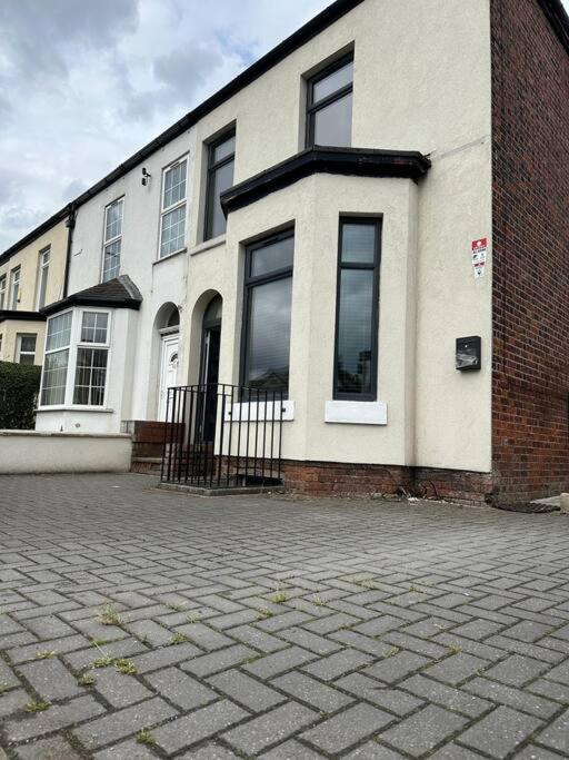 House in Manchester-Onsite Host — Manchester