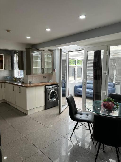 House in Manchester-Onsite Host photo 3