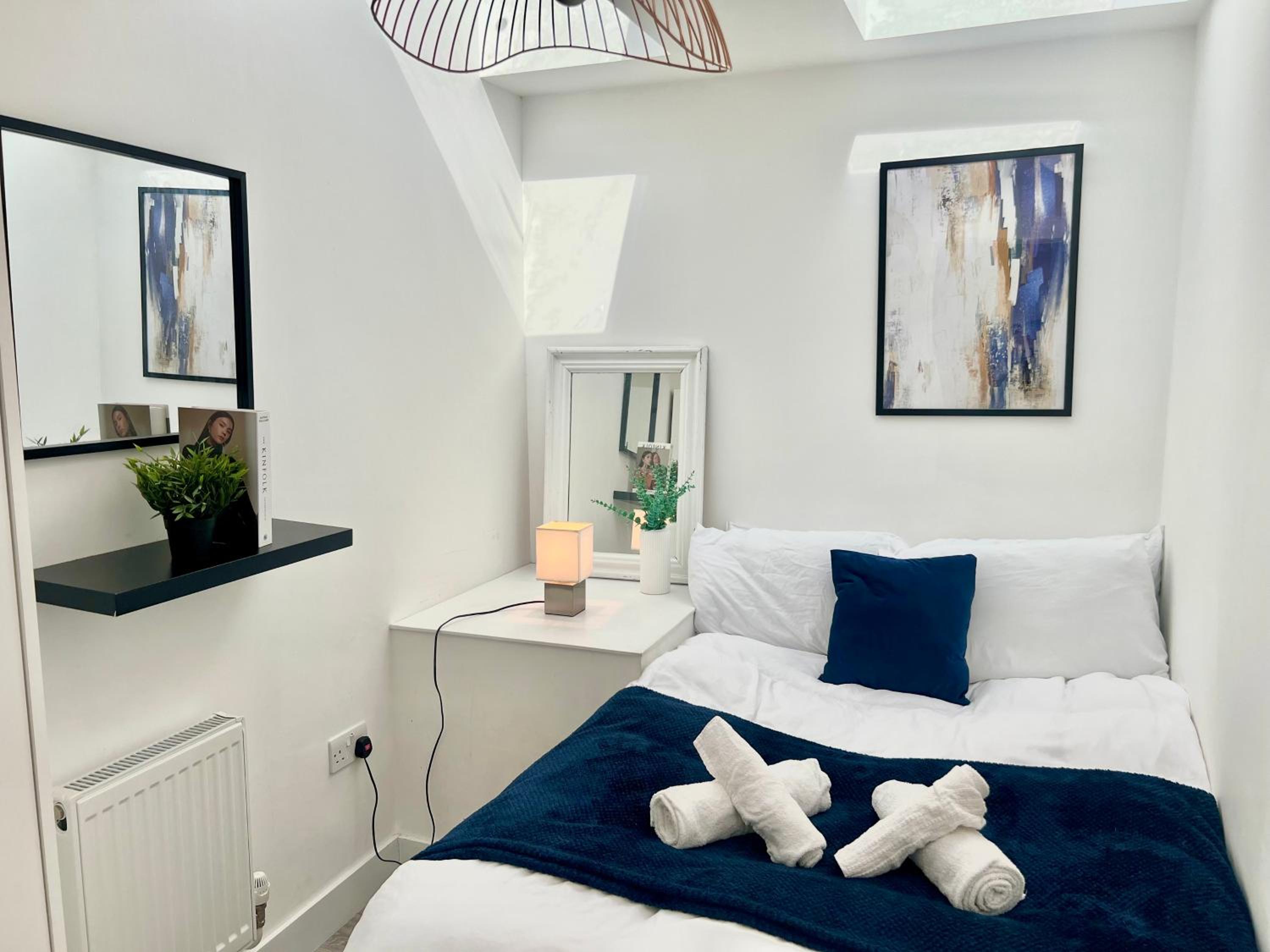 Stylish Large 3-bed Apartment, Quick Access to London Sights, Free Parking