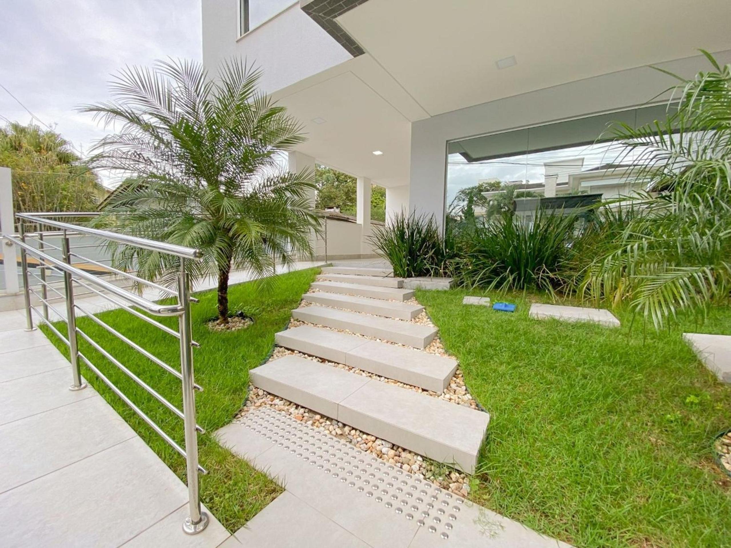 150m da Praia de Jurere - Excelente Apartamento