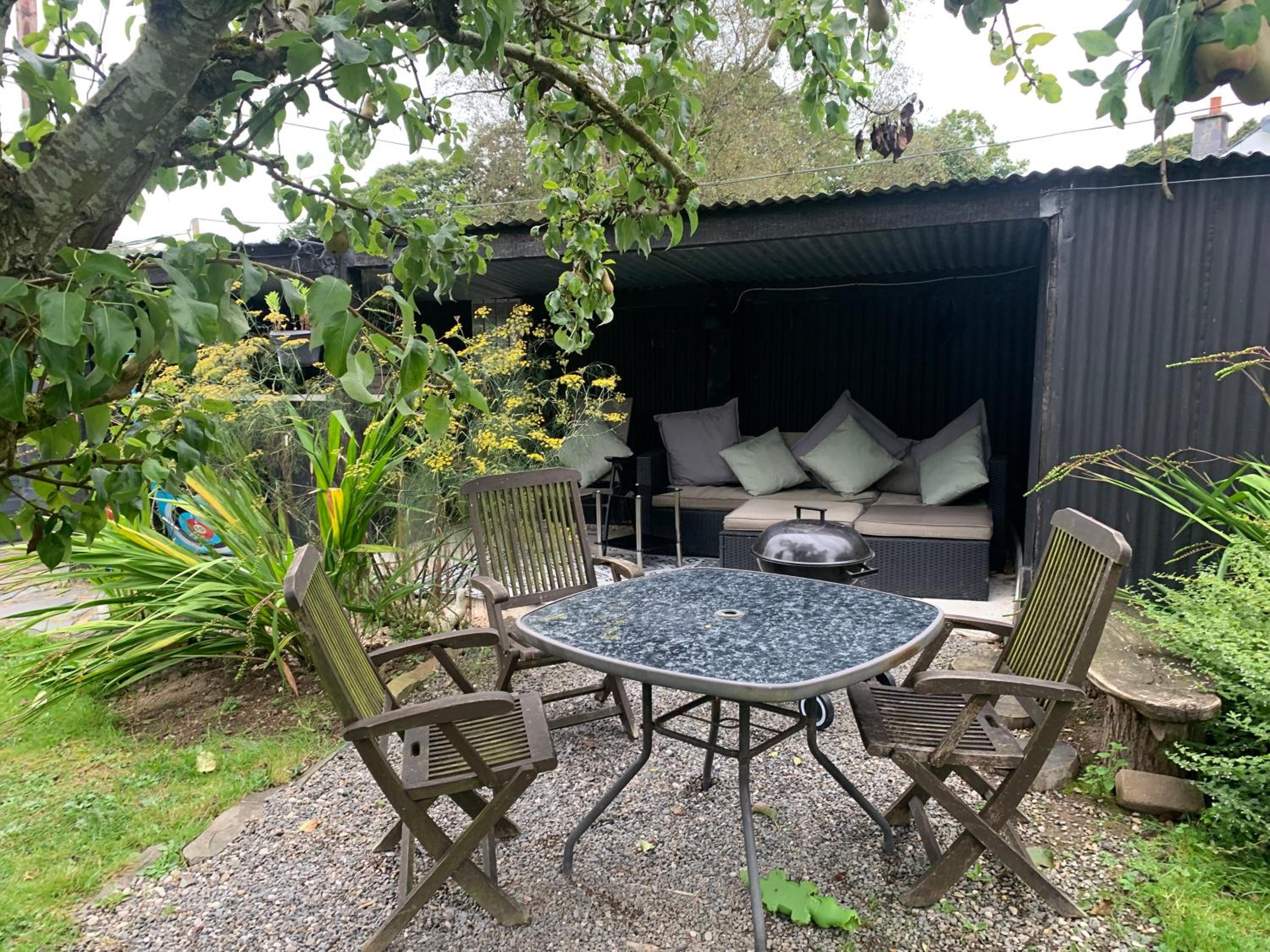 2-Bed Cabin Sleeps 4 -Small Pets Ok -Free Parking