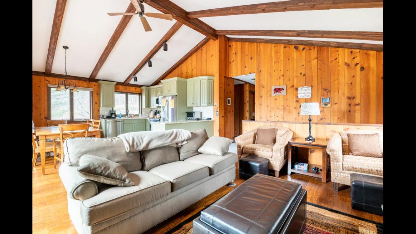 Beautiful Windham Chalet 2 minutes to the Mountain view 4