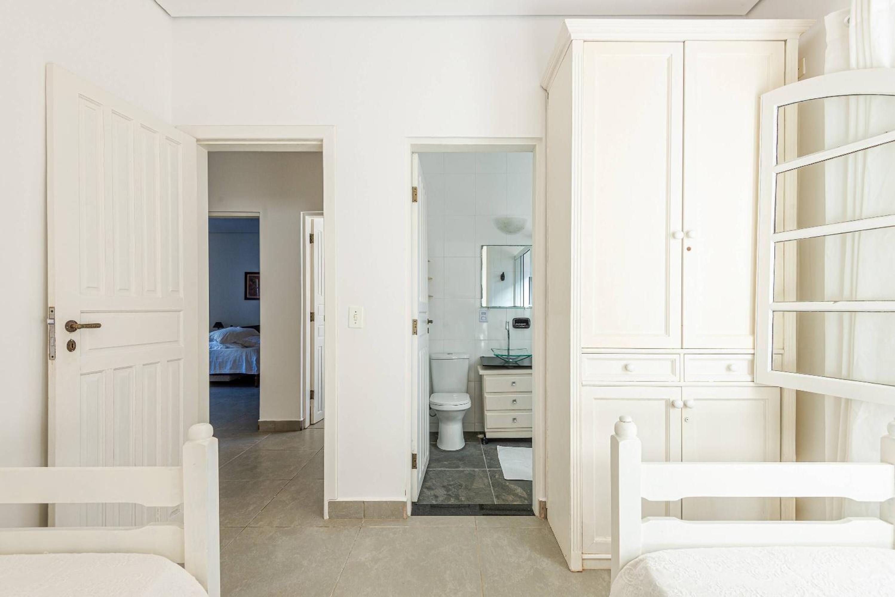 4 dorm com piscina a 350 m de Camburizinho