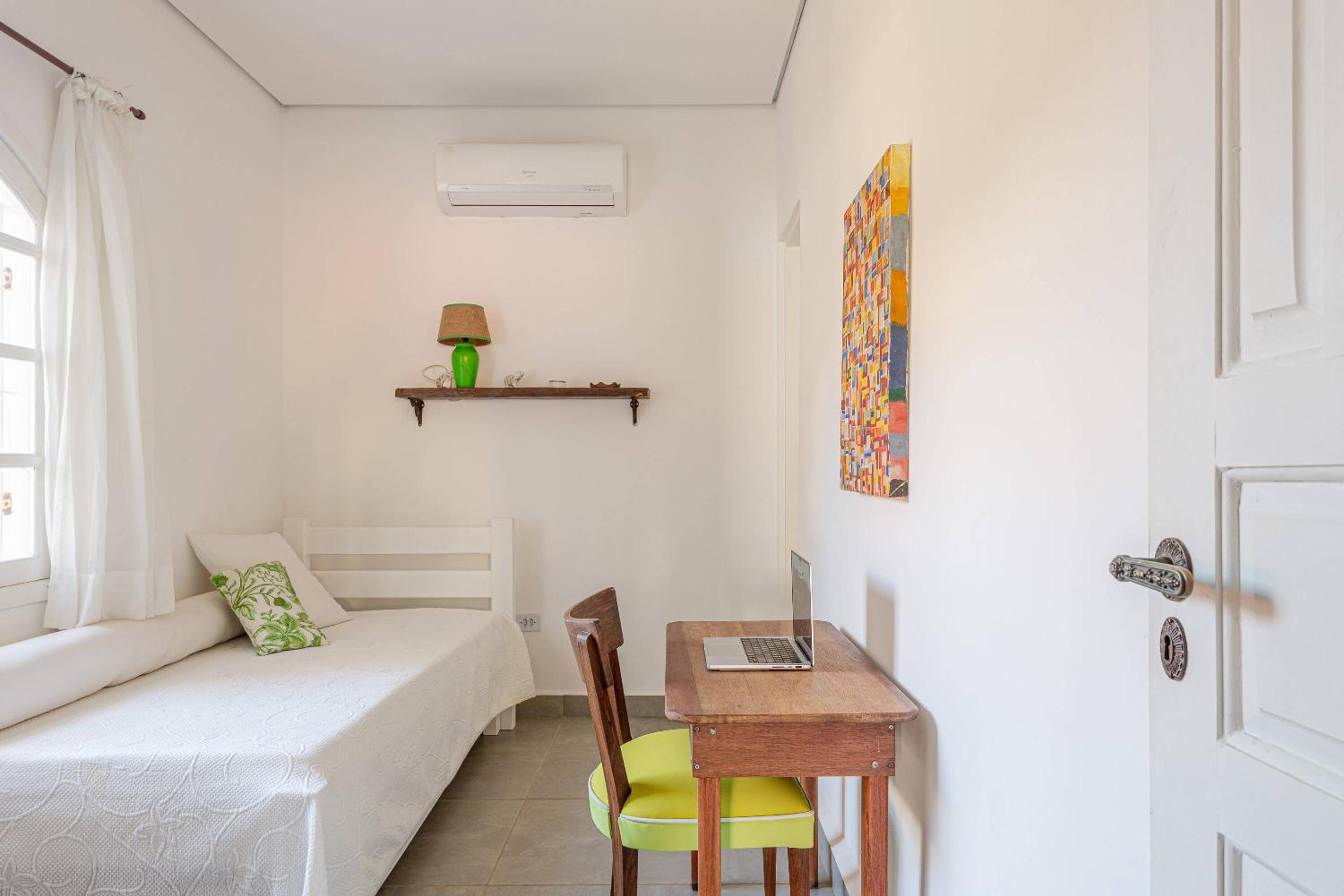 4 dorm com piscina a 350 m de Camburizinho
