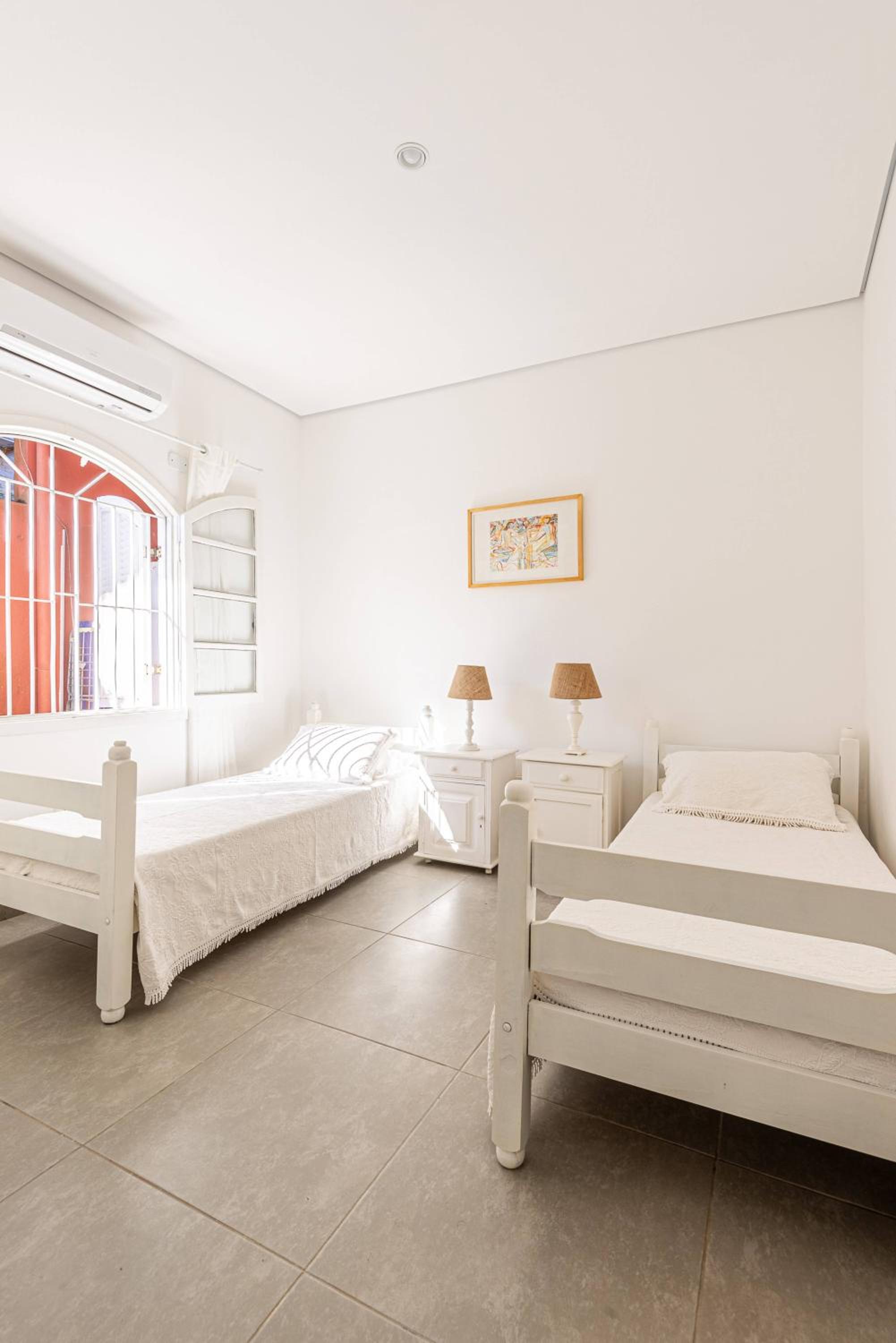 4 dorm com piscina a 350 m de Camburizinho