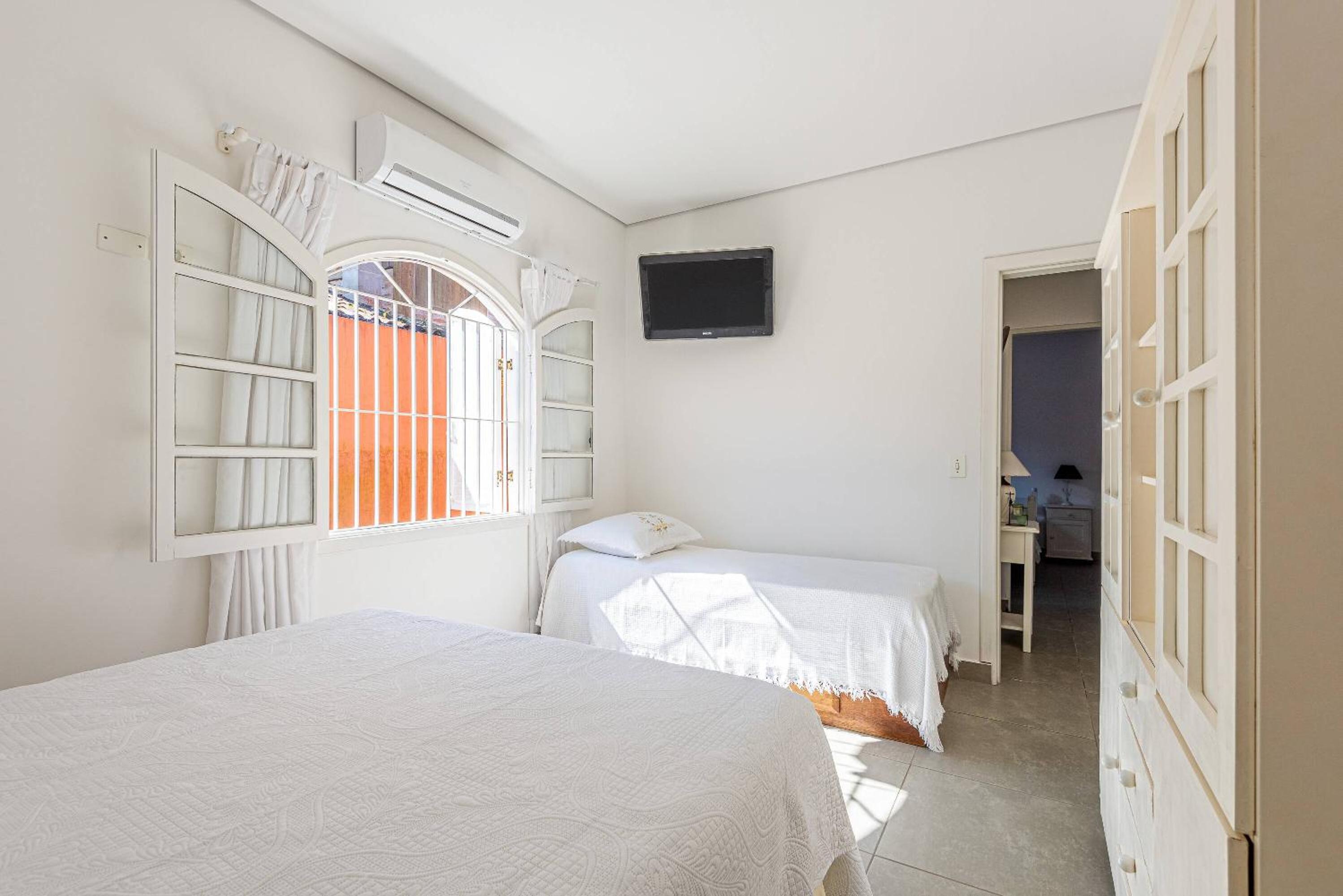 4 dorm com piscina a 350 m de Camburizinho
