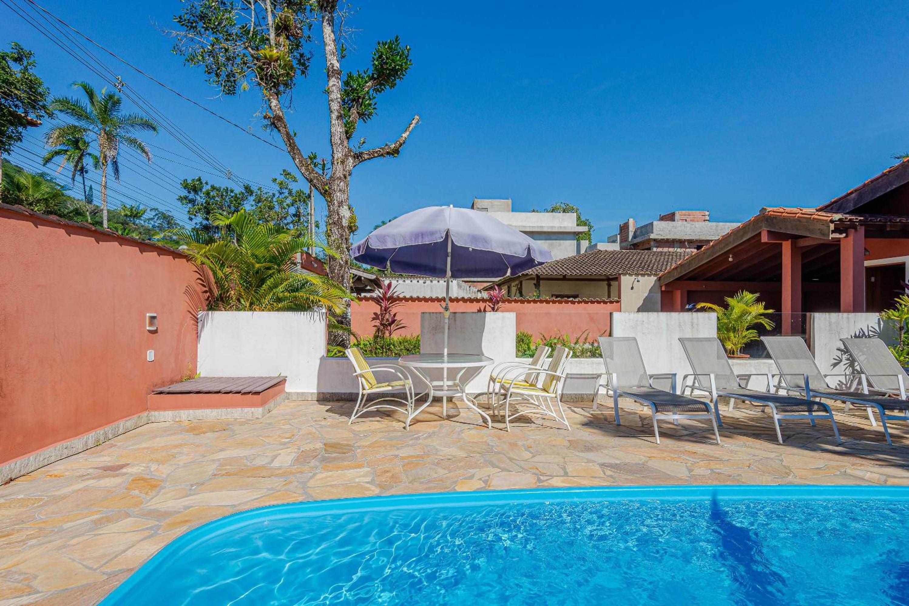 4 dorm com piscina a 350 m de Camburizinho
