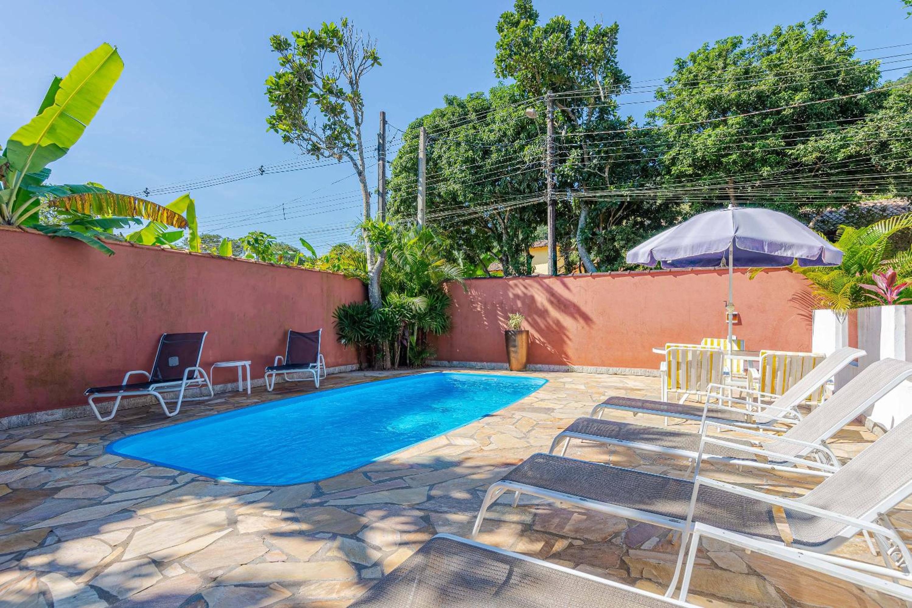 4 dorm com piscina a 350 m de Camburizinho