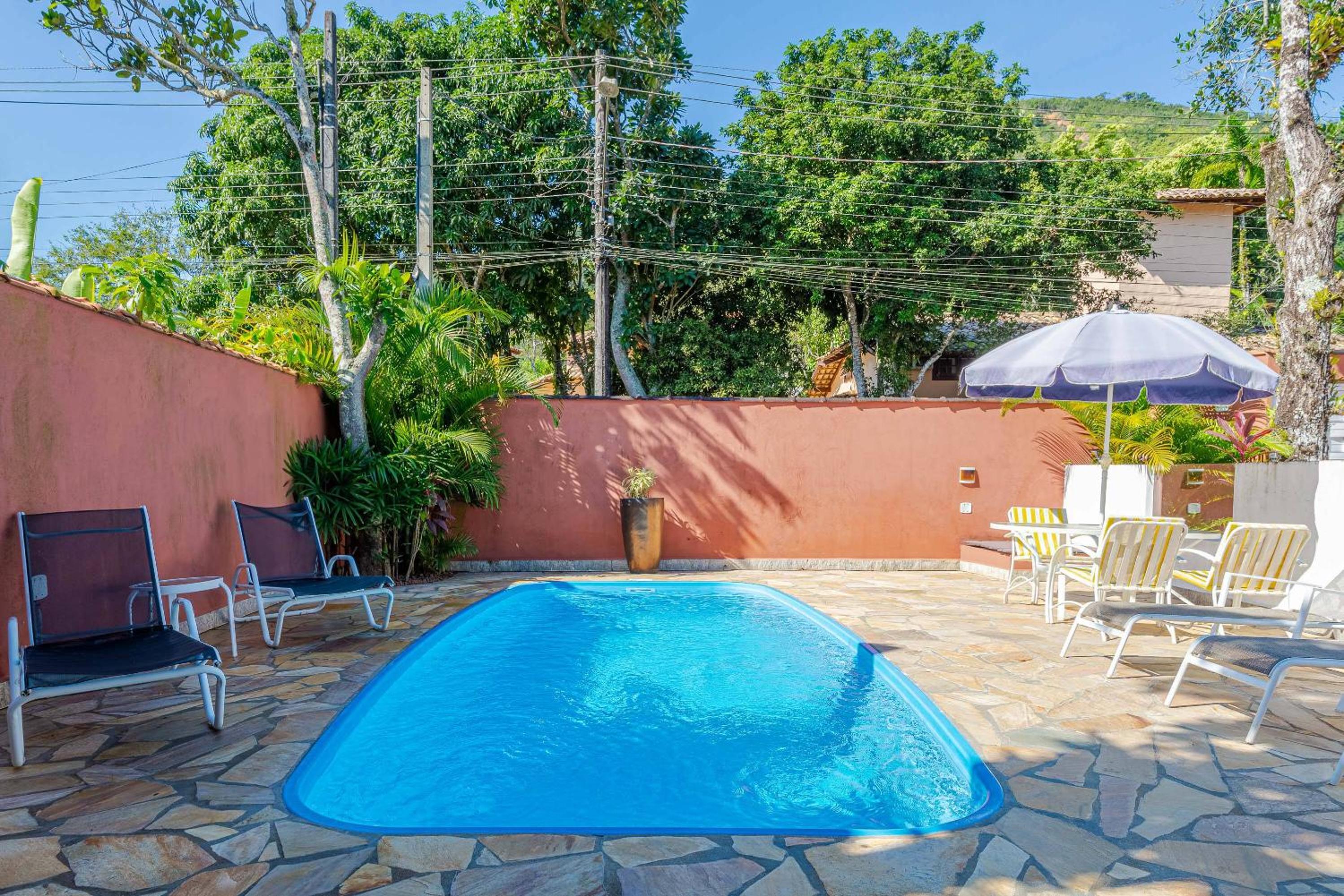 4 dorm com piscina a 350 m de Camburizinho