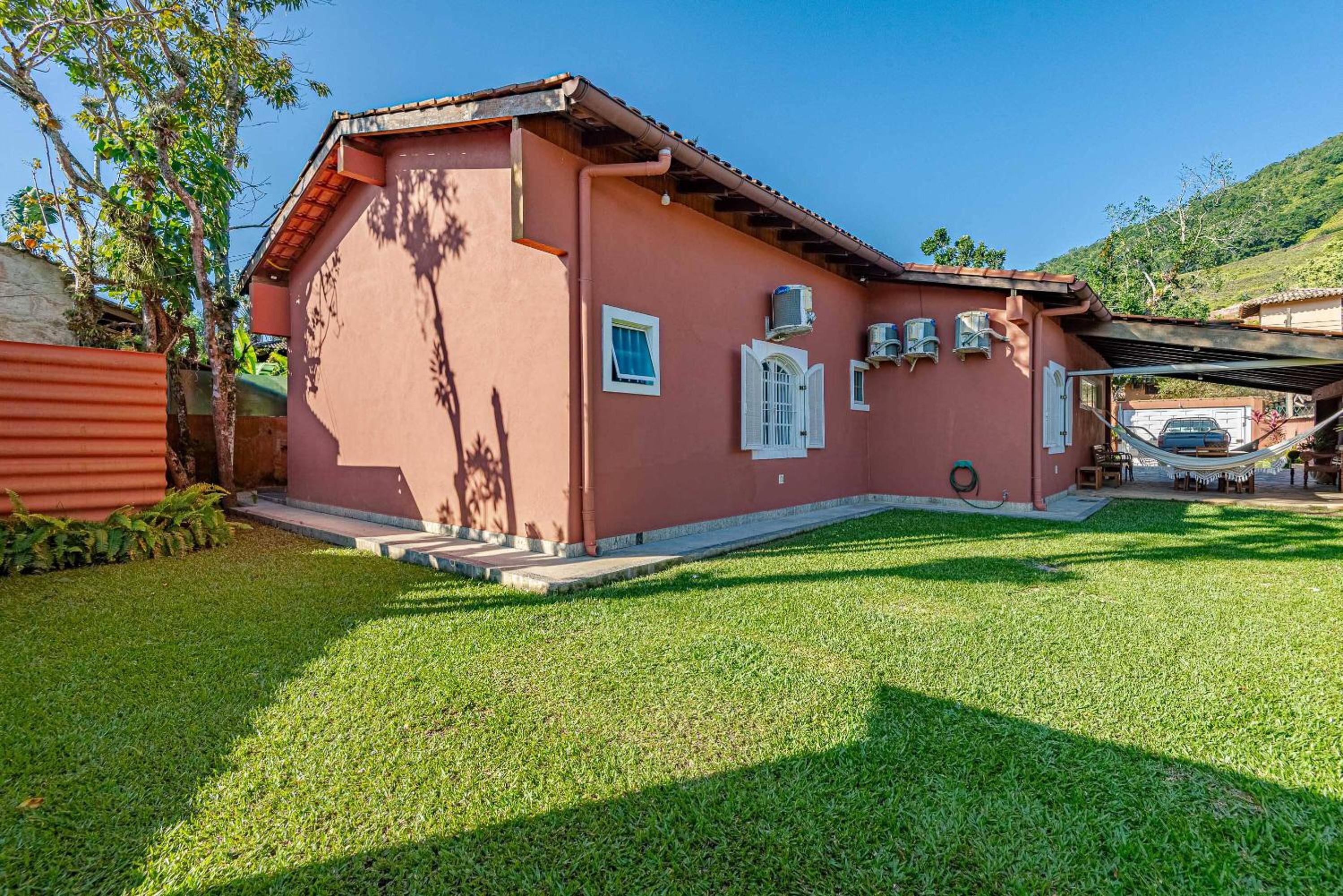 4 dorm com piscina a 350 m de Camburizinho
