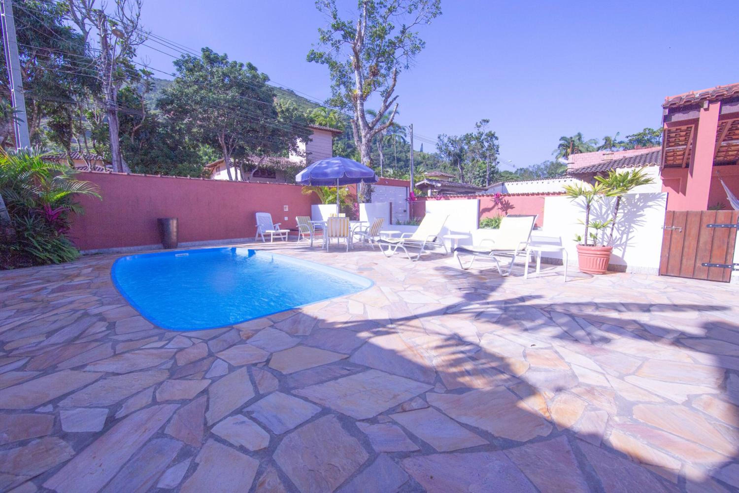 4 dorm com piscina a 350 m de Camburizinho
