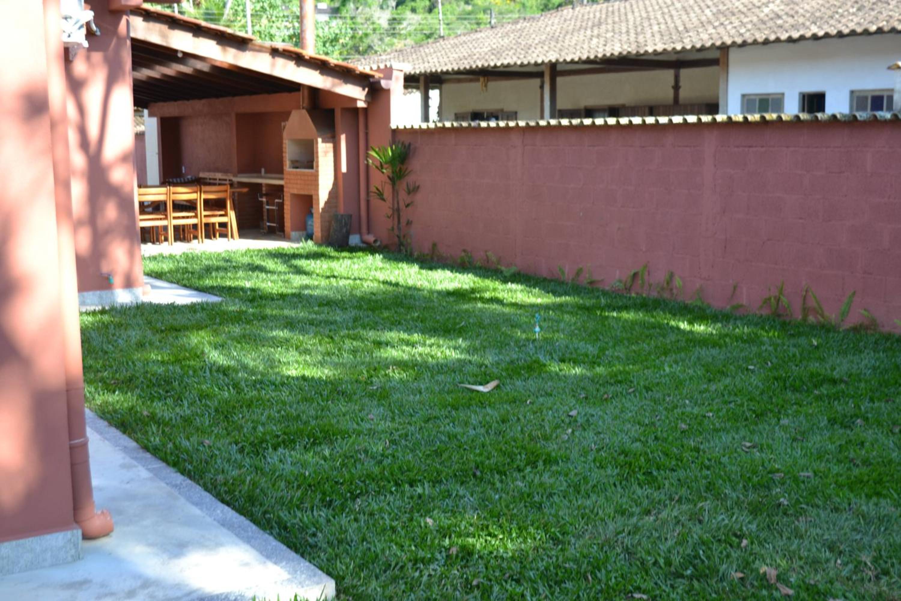 4 dorm com piscina a 350 m de Camburizinho