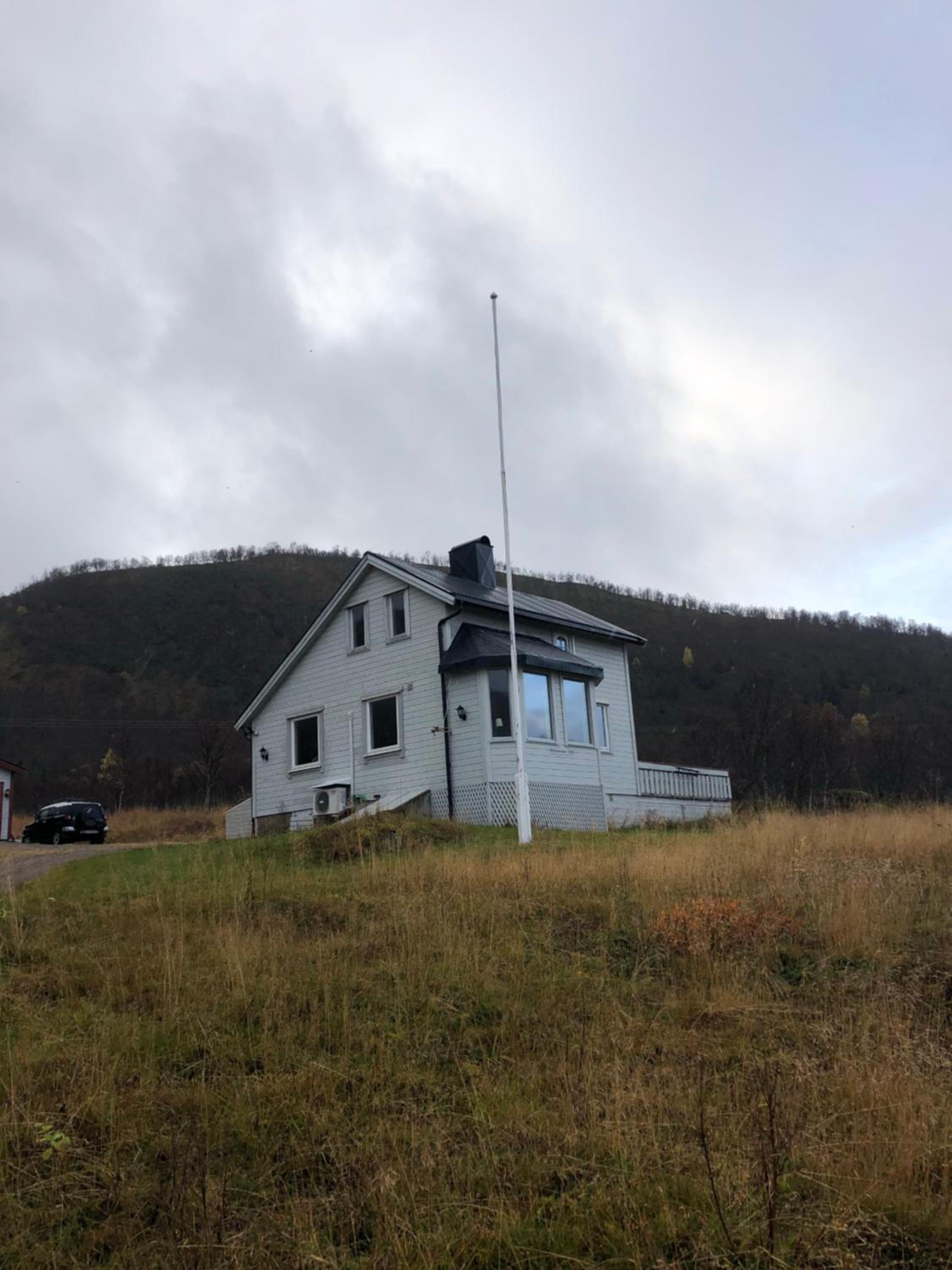Cozy small house with amazing view view 3