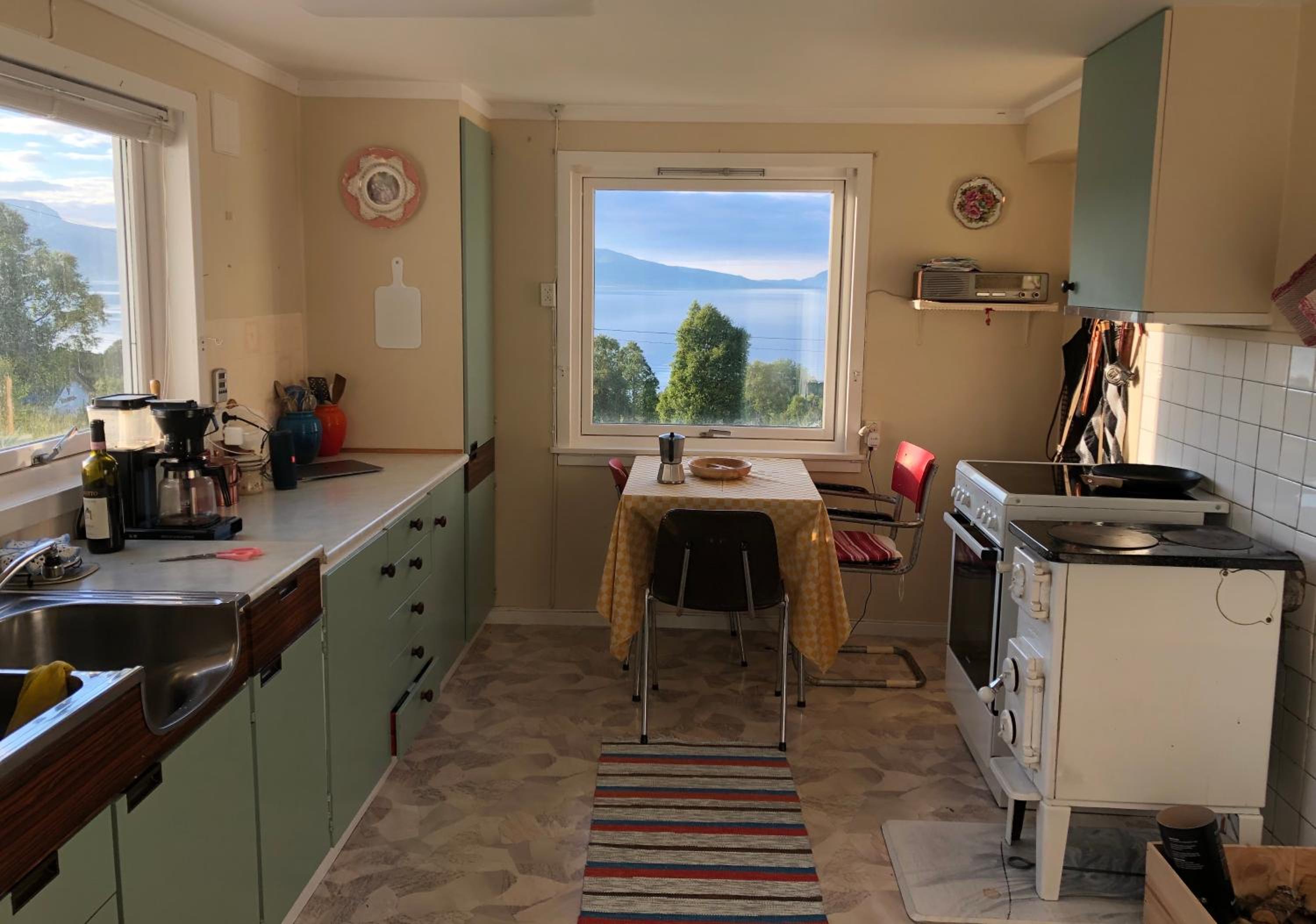 Cozy small house with amazing view view 5