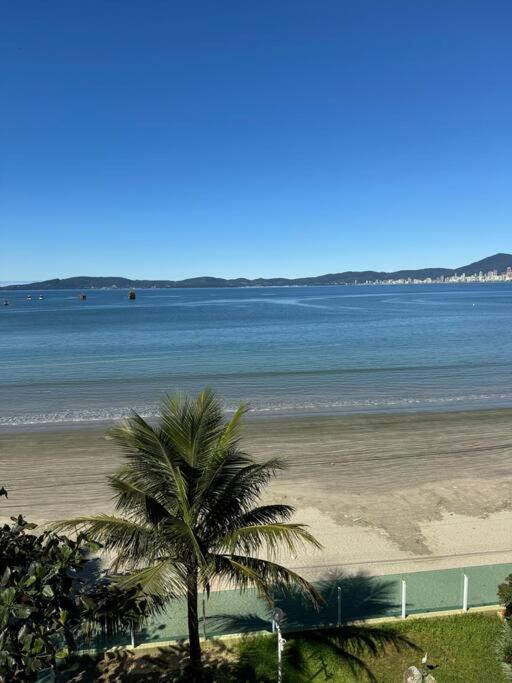 Ap pé na areia itapema frente mar