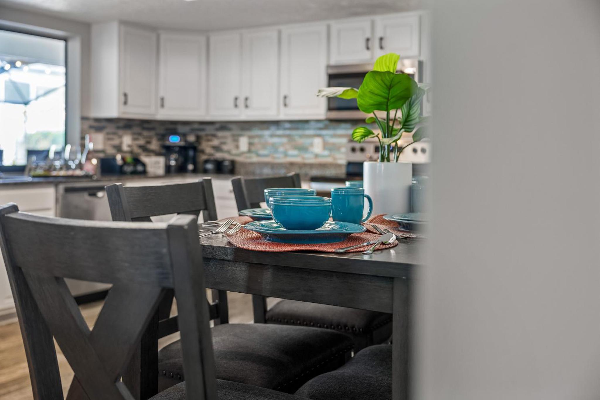 Family & Pet Friendly Bradenton House - Heated Pool -Hot Tub -EV Chrger-Near Beaches