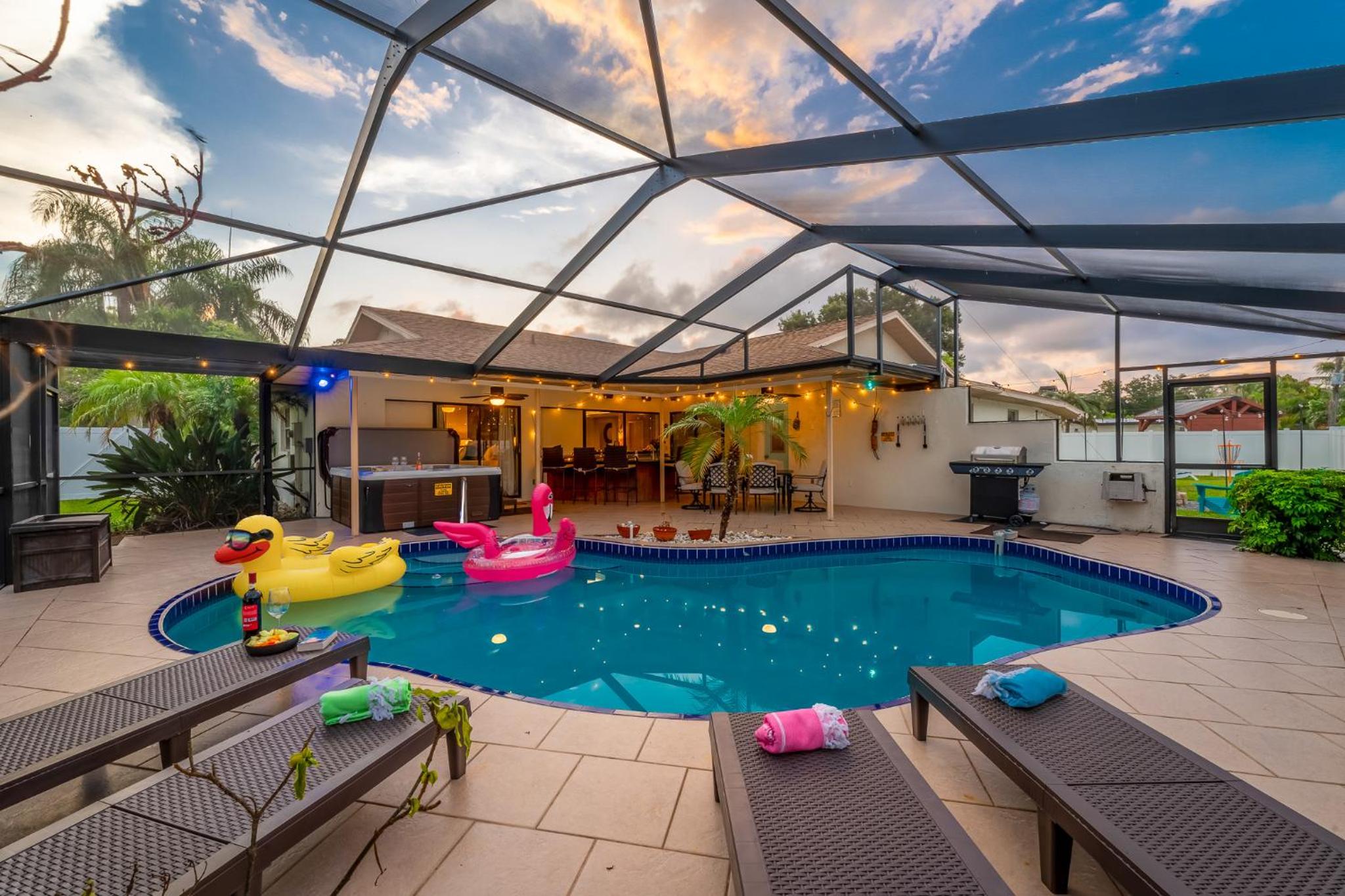Family & Pet Friendly Bradenton House - Heated Pool -Hot Tub -EV Chrger-Near Beaches