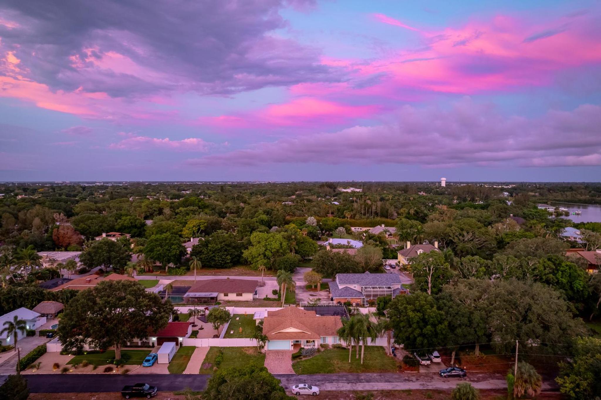 Family & Pet Friendly Bradenton House - Heated Pool -Hot Tub -EV Chrger-Near Beaches