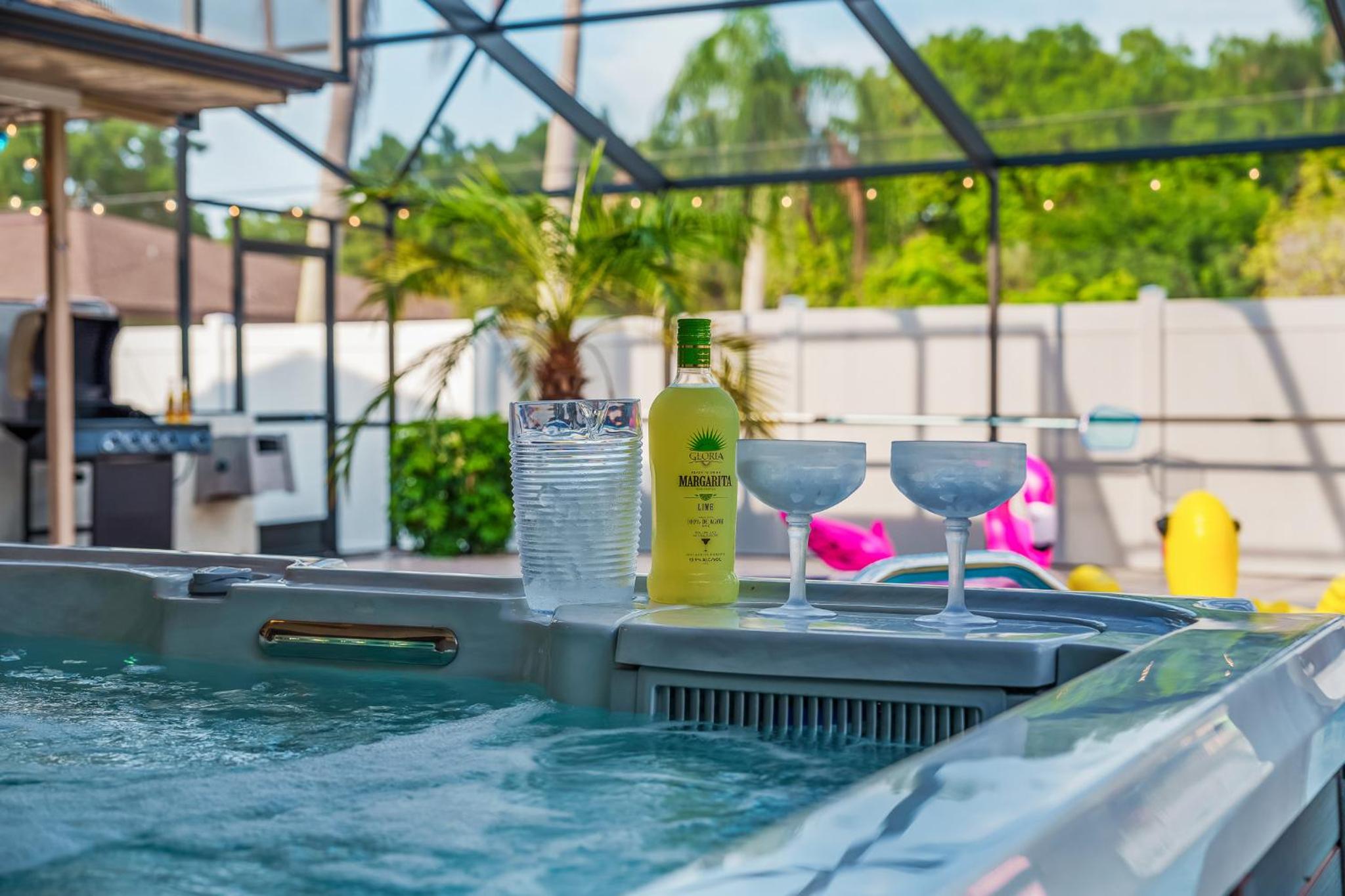 Family & Pet Friendly Bradenton House - Heated Pool -Hot Tub -EV Chrger-Near Beaches